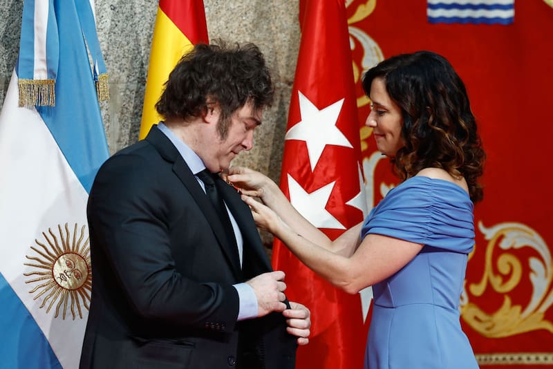 Isabel Díaz Ayuso le dio a Javier Milei la Medalla Internacional de la Comunidad de Madrid