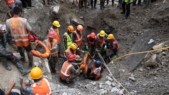 Emoción en Nepal: así rescataron con vida a dos trabajadores atrapados durante 10 días en un túnel