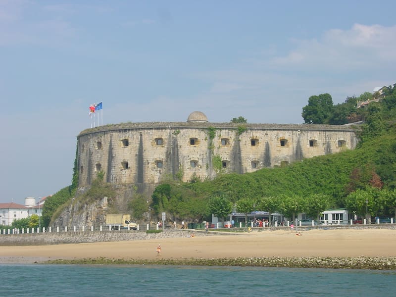 Construido en el siglo XVII, este fuerte formó parte del sistema defensivo costero y hoy es una parada histórica en las rutas de senderismo.