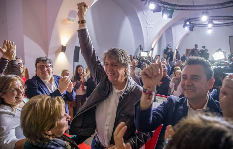 SORIA, 15/03/2026.- El candidato socialista a la presidencia de Castilla y León, Carlos Martínez, antes de comparecer ante los medios tras conocer los resultados electorales, hoy domingo en la sede socialista de Soria. EFE/Wifredo García