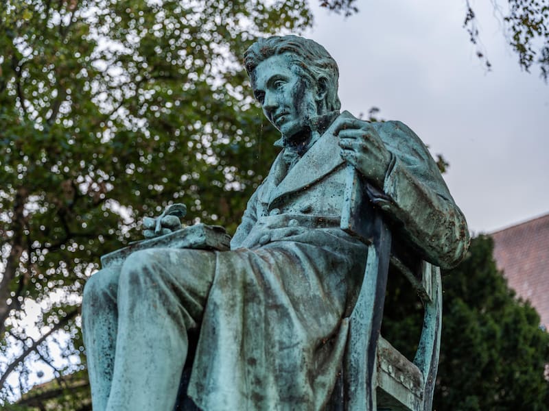 La figura de Kierkegaard sigue vinculada a Copenhague, donde nació en 1813 y desarrolló una obra decisiva para la filosofía moderna.
