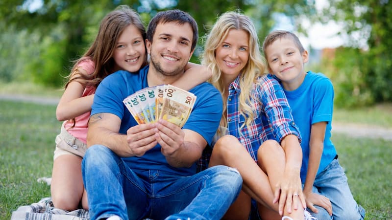 La nueva ayuda universal de hasta 2400 euros al año por hijo en España podría beneficiar a todas las familias con menores.