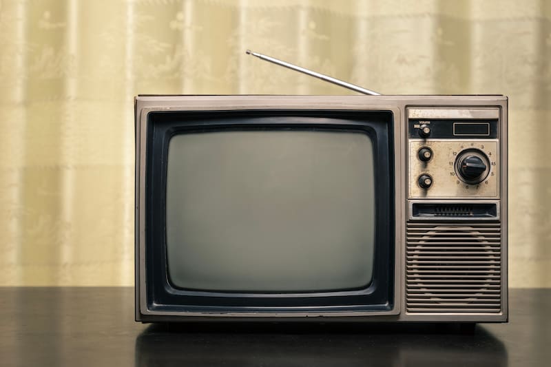 La estática de una televisión antigua está vinculada al fondo cósmico de microondas, una huella del origen del Universo.