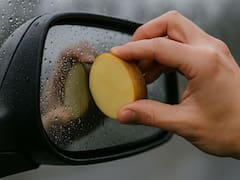 Frotar una papa en los espejos retrovisores del auto: para qué sirve y por qué lo recomiendan