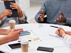 Las personas que hacen esto en reuniones son más inteligentes y tienen mayor capacidad de análisis, según la psicología