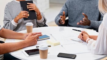 Las personas que hacen esto en reuniones son más inteligentes y tienen mayor capacidad de análisis, según la psicología