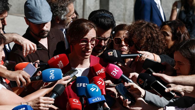 La ministra de Sanidad, Mónica García, atiende a la prensa a su llegada a la reunión del Consejo Interterritorial del Sistema Nacional de Salud (CISNS), este miércoles en Madrid.