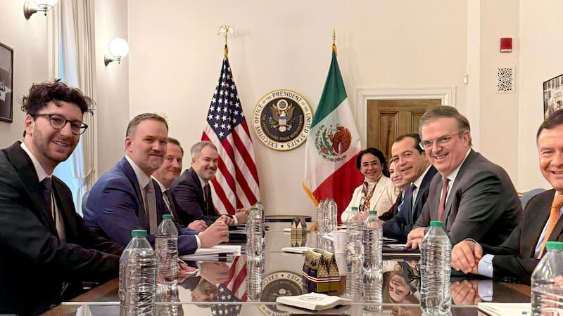 Reunión entre funcionarios de México, encabezados por Marcelo Ebrard, titular de la Secretaría de Economía; y funcionarios de EEUU, liderados por Jamieson Greer, embajador comercial de ese país, en el marco del TMEC.
