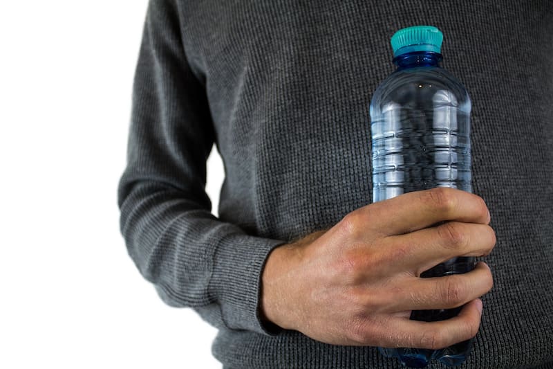 Por qué las botellas de agua tienen rayas en el plástico y para qué sirven realmente. Fuente: Pixabay