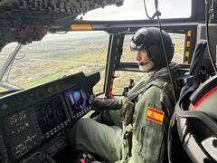 El rey Felipe VI, piloto de combate: la foto a bordo del moderno NH90 que da vueltas al mundo