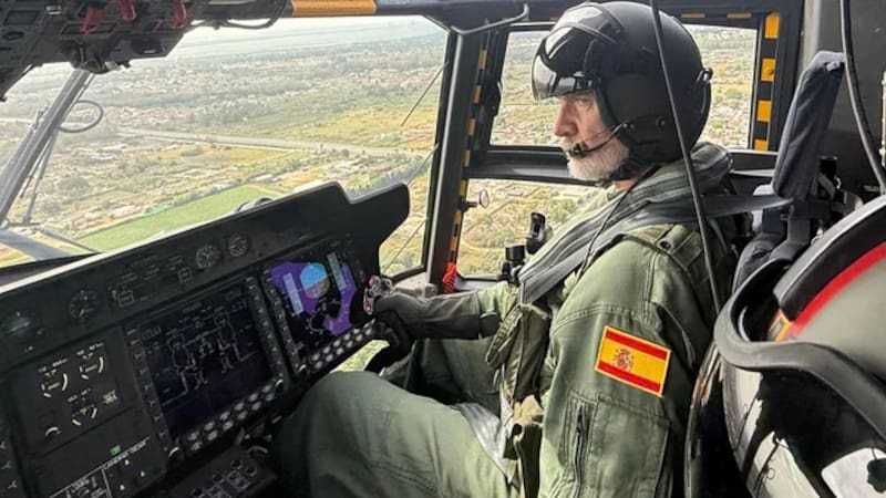 A los mandos del Sable: Felipe VI pilotó el NH90 durante unos 40 minutos sobre la costa de Cádiz.