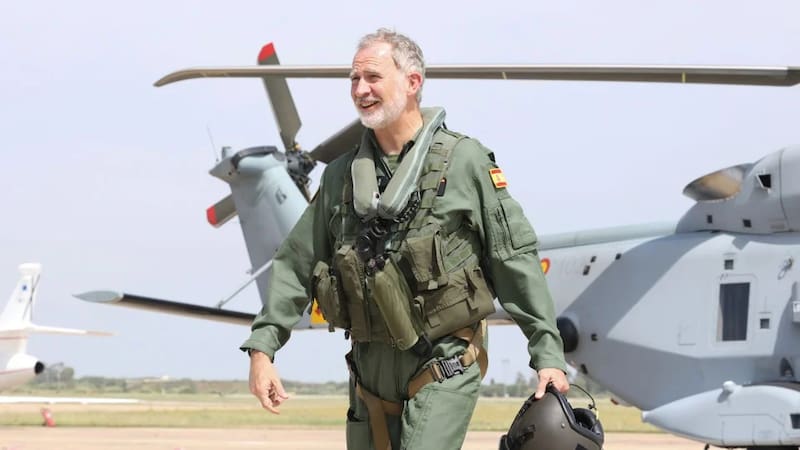 El rey Felipe VI, con uniforme de vuelo y chaleco táctico, tras completar el vuelo a bordo del NH90 en la Base Naval de Rota.