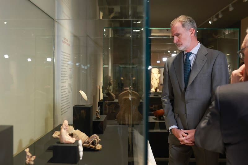 El Rey Felipe VI en la exposición 'La mitad del mundo. La mujer en el México indígena' que se exhibe en el Museo Arqueológico Nacional (MAN), en Madrid.