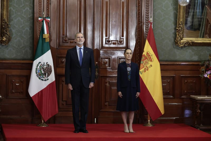 La presidenta de México, Claudia Sheinbaum (d), saluda al rey Felipe VI de España.
