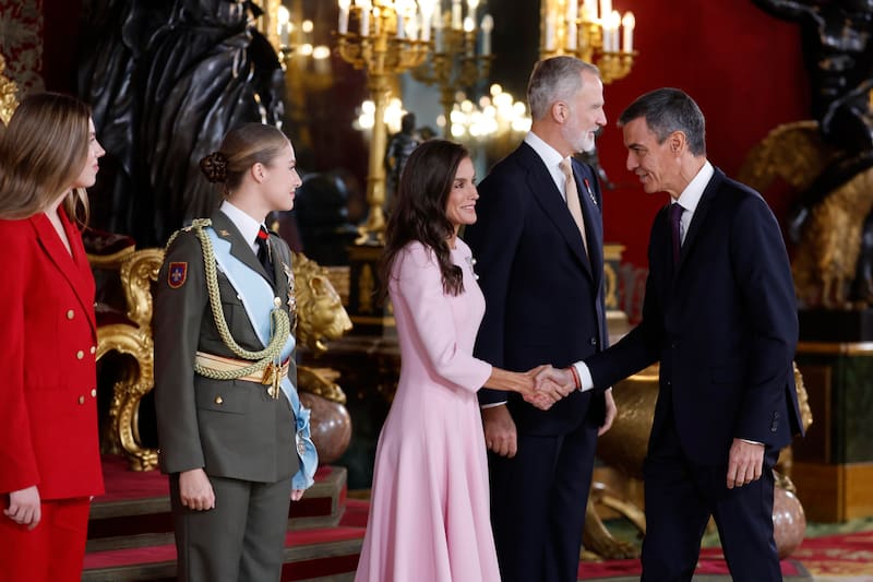 La reina Letizia saluda al presidente del Gobierno, Pedro Sánchez, durante el besamanos celebrado en el Palacio Real durante la recepción de la Fiesta Nacional.