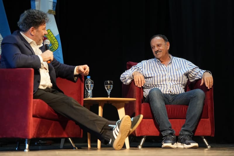 El gobernador riojano Ricardo Quintela junto a Gustavo Menéndez, en un acto en Merlo