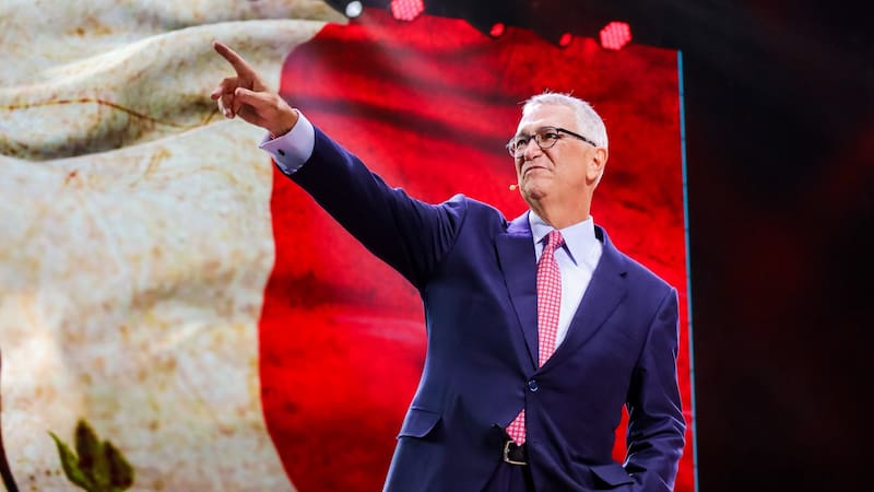 Totalplay, propiedad de Ricardo Salinas Pliego, fue fundada en 1989 y ofrece servicios de telefonía fija, televisión restringida e internet de banda ancha.