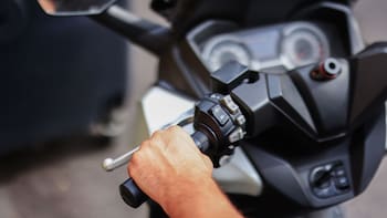 CDMX va con todo contra motociclistas sin casco: multas de hasta 3,500 pesos y envío al corralón