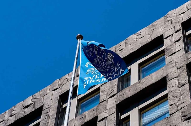 Riksbank, banco central de Suecia, llamó a contar con efectivo para cubrir gastos básicos en caso de un estallido digital.