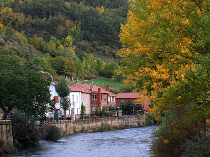 El río Curueño bordea el pueblo y ha marcado su historia durante siglos.