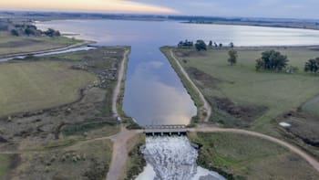 Kicillof licita una obra que podría recuperar 400 mil hectáreas productivas