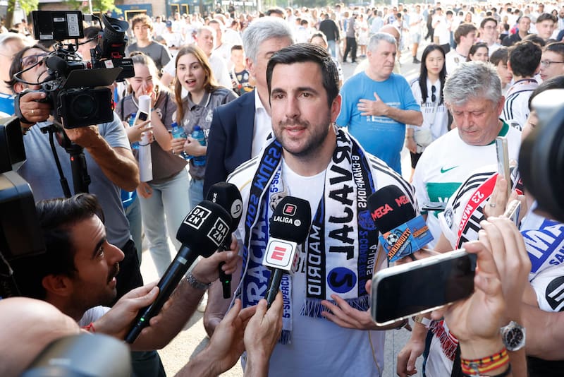 Enrique Riquelme, presidente de la empresa Cox Energy, atiende a los medios a su llegada este sábado al estadio Santiago Bernabéu para presenciar el partido de la última jornada de LaLiga que el Real Madrid y Athletic Club disputan en Madrid.