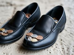 Poner una moneda en el zapato en Navidad: el antiguo ritual poco difundido que promete atraer dinero y prosperidad