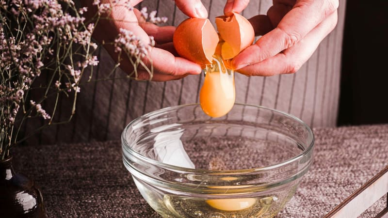 Uno de los rituales más emblemáticos es el del huevo en el agua. Foto: Freepik.