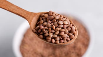 El ritual que debes hacer la noche del 31 de diciembre para multiplicar tu fortuna: solo necesitas un puñado de lentejas y la abundancia llegará