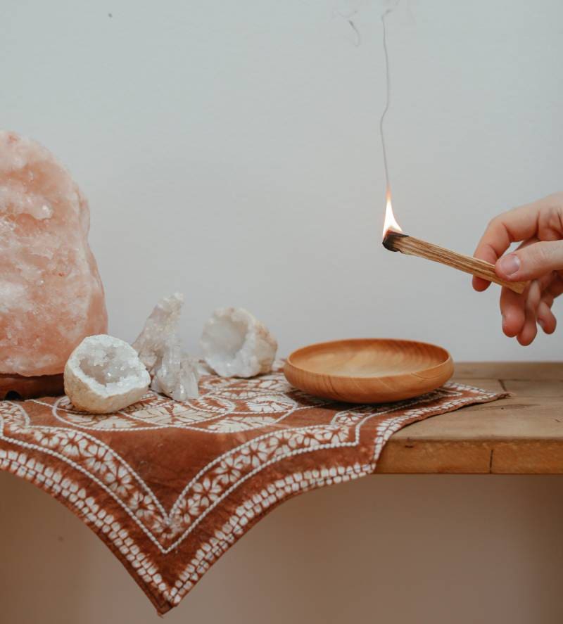 Quemar palo santo. Fuente: Pixabay.
