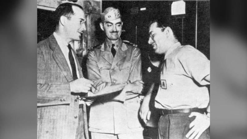 Robert Heinlein, L. Sprague de Camp e Isaac Asimov (derecha), en el Astillero Naval de Filadelfia, en 1944.