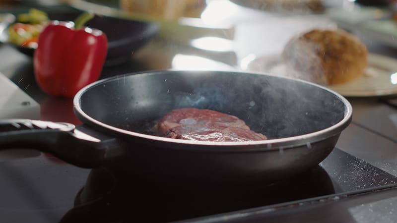 Roberto Vidal, nutricionista: “Es probable que en una sartén se produzcan más componentes cancerígenos que en una freidora de aire o un horno”. Foto: Freepik