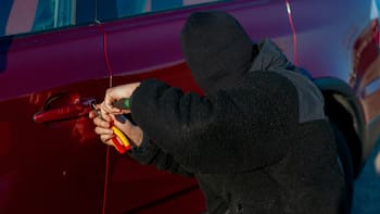 Robo de autos asegurados en México baja a mínimo de 15 años, según la AMIS, pero cae su recuperación