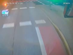 Un robot de reparto cruzó en rojo, chocó y huyó de la escena del accidente: dejó nueve heridos