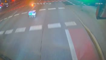 Un robot de reparto cruzó en rojo, chocó y huyó de la escena del accidente: dejó nueve heridos