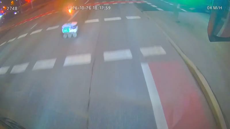 Un robot de reparto cruzó en rojo, chocó y huyó de la escena del accidente: dejó nueve heridos.
