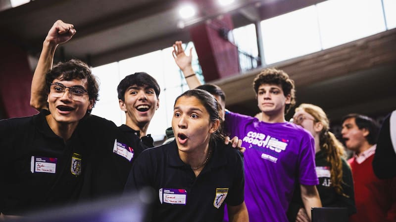 Estudiantes de secundaria compiten en la Copa Robótica Educabot con robots propios y desafíos en tiempo real, en una experiencia que combina tecnología, estrategia y trabajo en equipo.