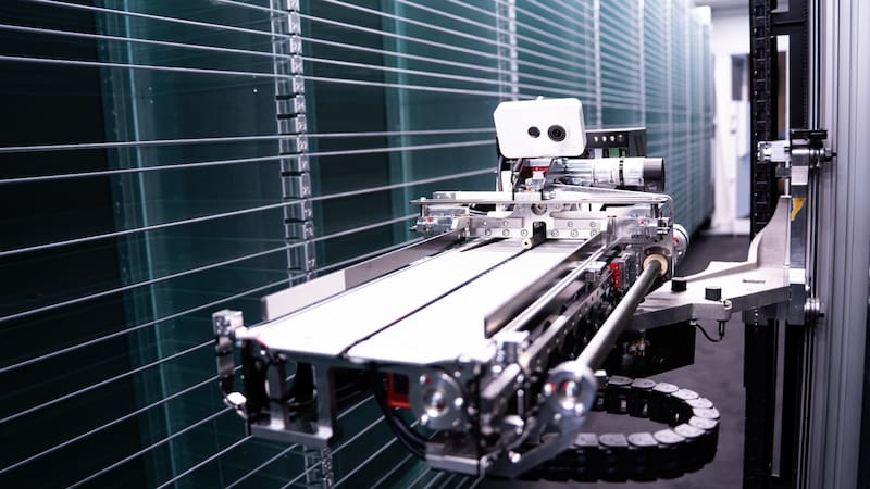 Un robot BD Rowa en operación dentro del centro de distribución de Droguería Sur, en Bahía Blanca.