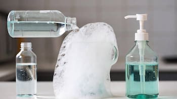 Para que sirve mezclar agua oxigenada con jabón de cocina: el truco que te cambiará la vida