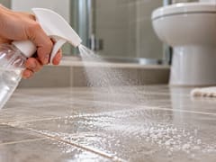 Rociar agua oxigenada y sal en el piso del baño: para qué sirve esta mezcla y cómo utilizarla
