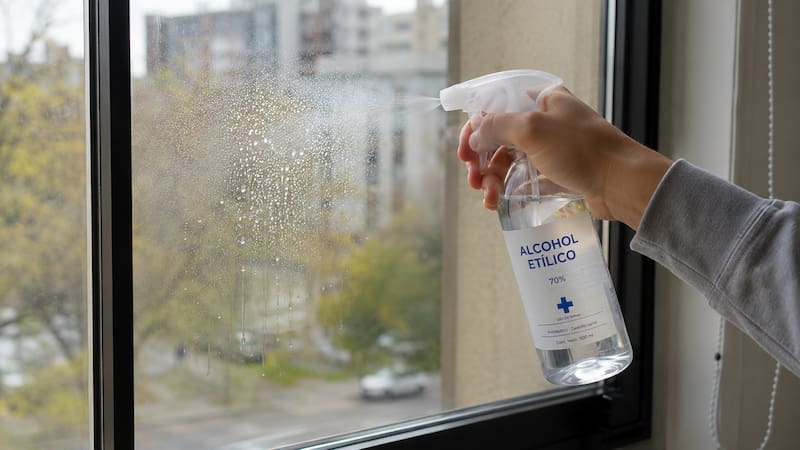 Rociar alcohol en las ventanas de la casa: para qué sirve y por qué lo recomiendan
Fuente: IA