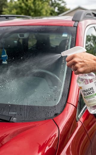 Rociar vinagre blanco en el parabrisas del auto: para qué sirve y por qué lo recomiendan