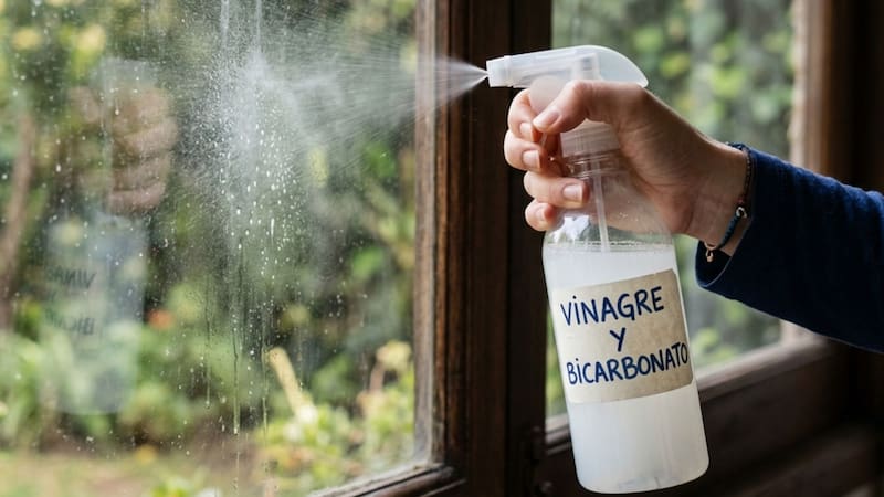Rociar vinagre con bicarbonato en las ventanas, para qué sirve y por qué miles de personas recomiendan hacerlo
Fuente: IA
