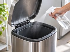 Pulverizar vinagre blanco en el cesto de la basura: para qué sirve y por qué lo recomiendan