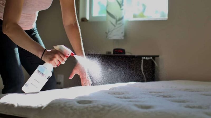 Rociar vinagre en el colchón