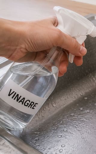 Rociar vinagre en el fregadero de la cocina: para qué sirve y por qué recomiendan hacerlo