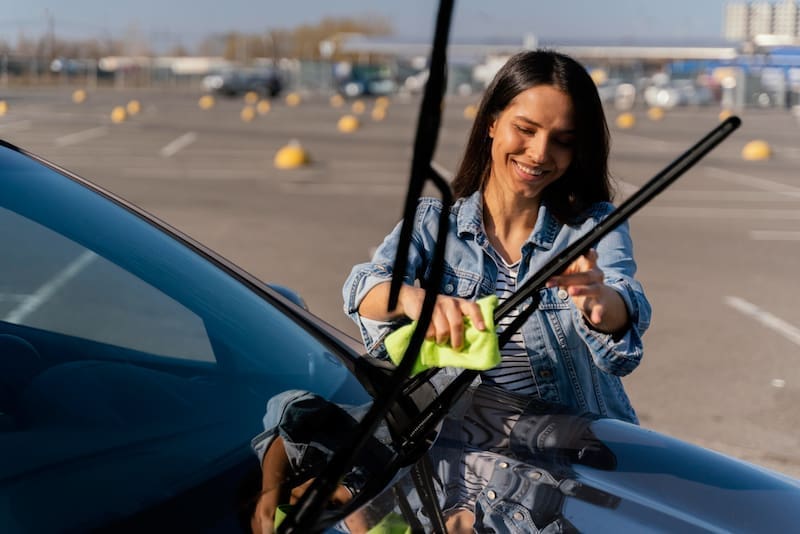 Rociar vinagre en el parabrisas del coche: qué hace y por qué lo recomiendan los expertos