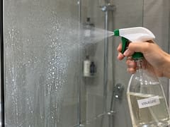 Rociar vinagre en los vidrios de la ducha: para qué sirve y por qué lo recomiendan los expertos
