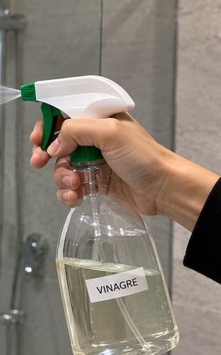 Rociar vinagre en los vidrios de la ducha: para qué sirve y por qué lo recomiendan los expertos
