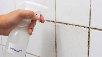 Rociar vinagre en las juntas de los azulejos: para qué sirve y por qué recomiendan hacerlo